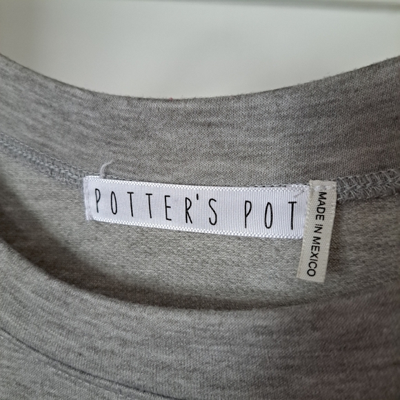 Potters pot | Grey t shirt dress with beautiful embroidered rose flowers - Picture 10 of 11